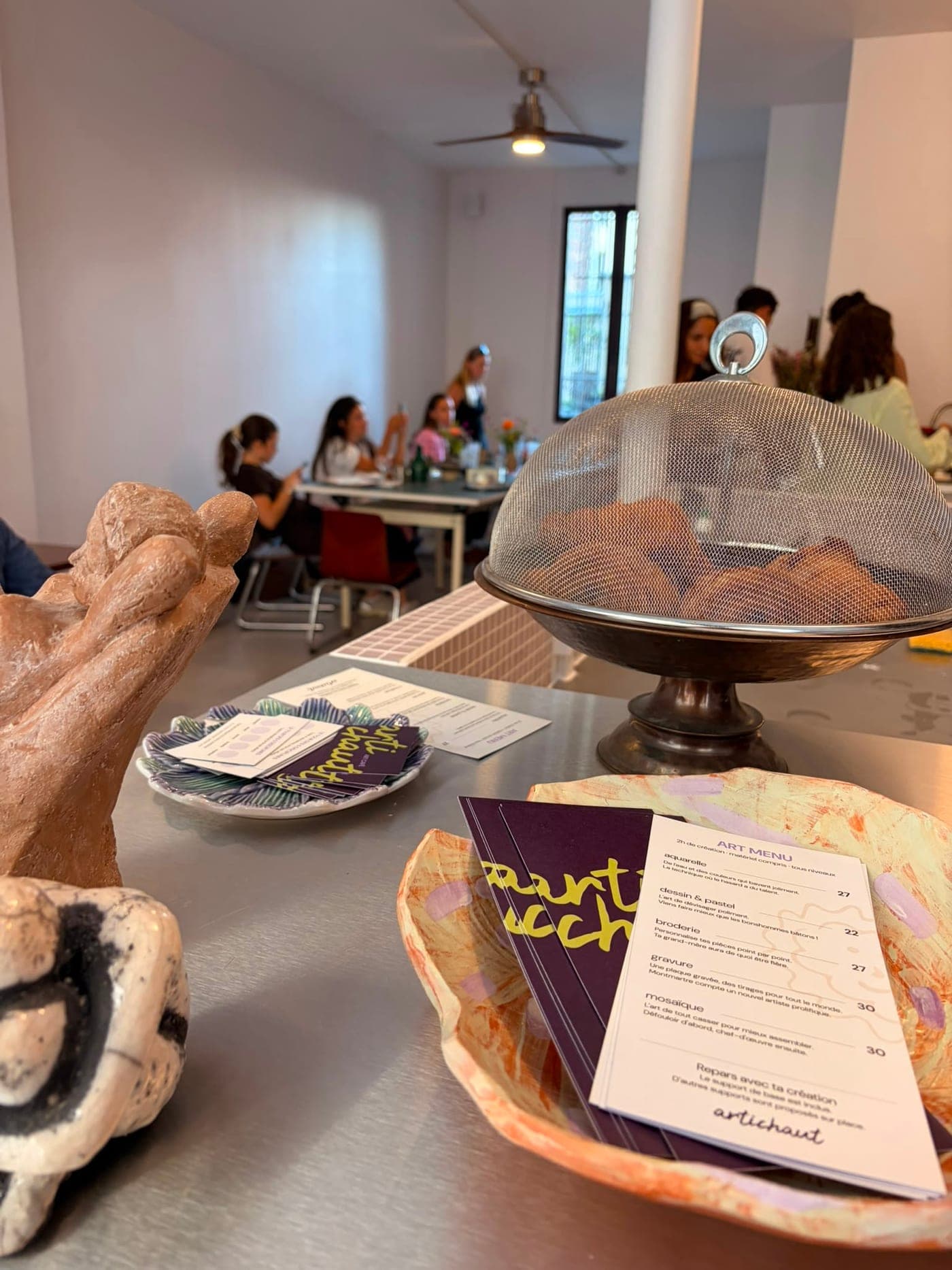 Le comptoir : céramiques de la famille, menus d'art et douceurs sous cloche