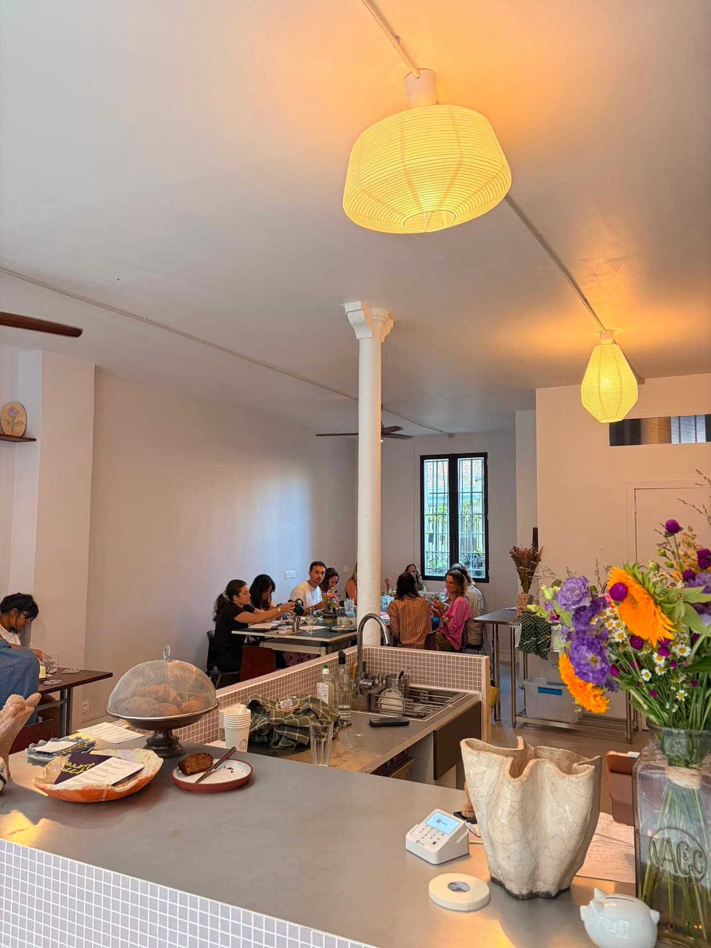 La salle d'Artichaut vue du comptoir, carrelage lilas et lampes en papier