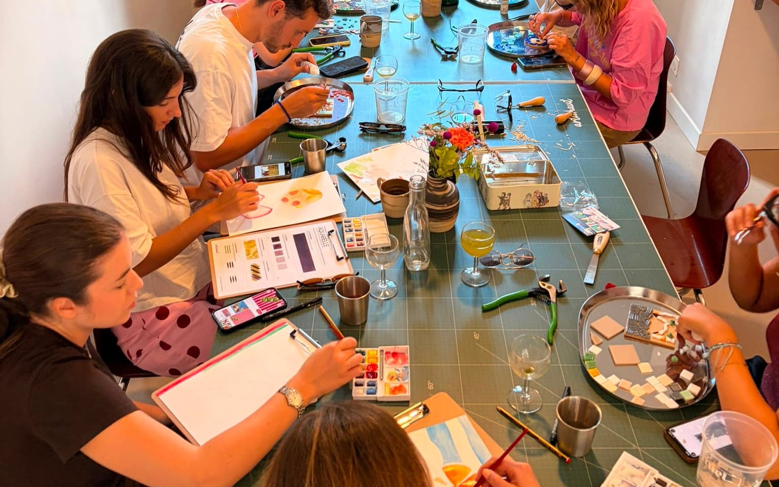 Aquarelle au premier plan, mosaïque au fond : la salle d'Artichaut en pleine session à la carte