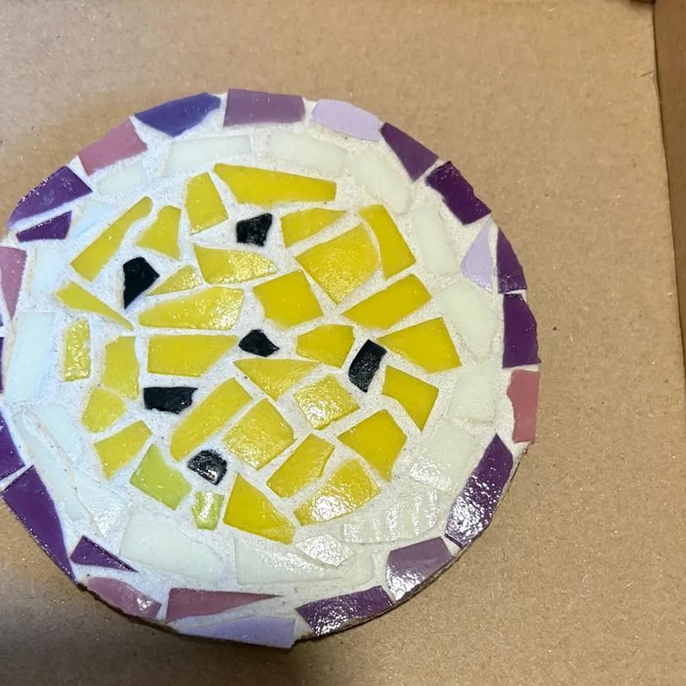 Dessous de verre, jaune et violet, mosaic made at Artichaut in Montmartre