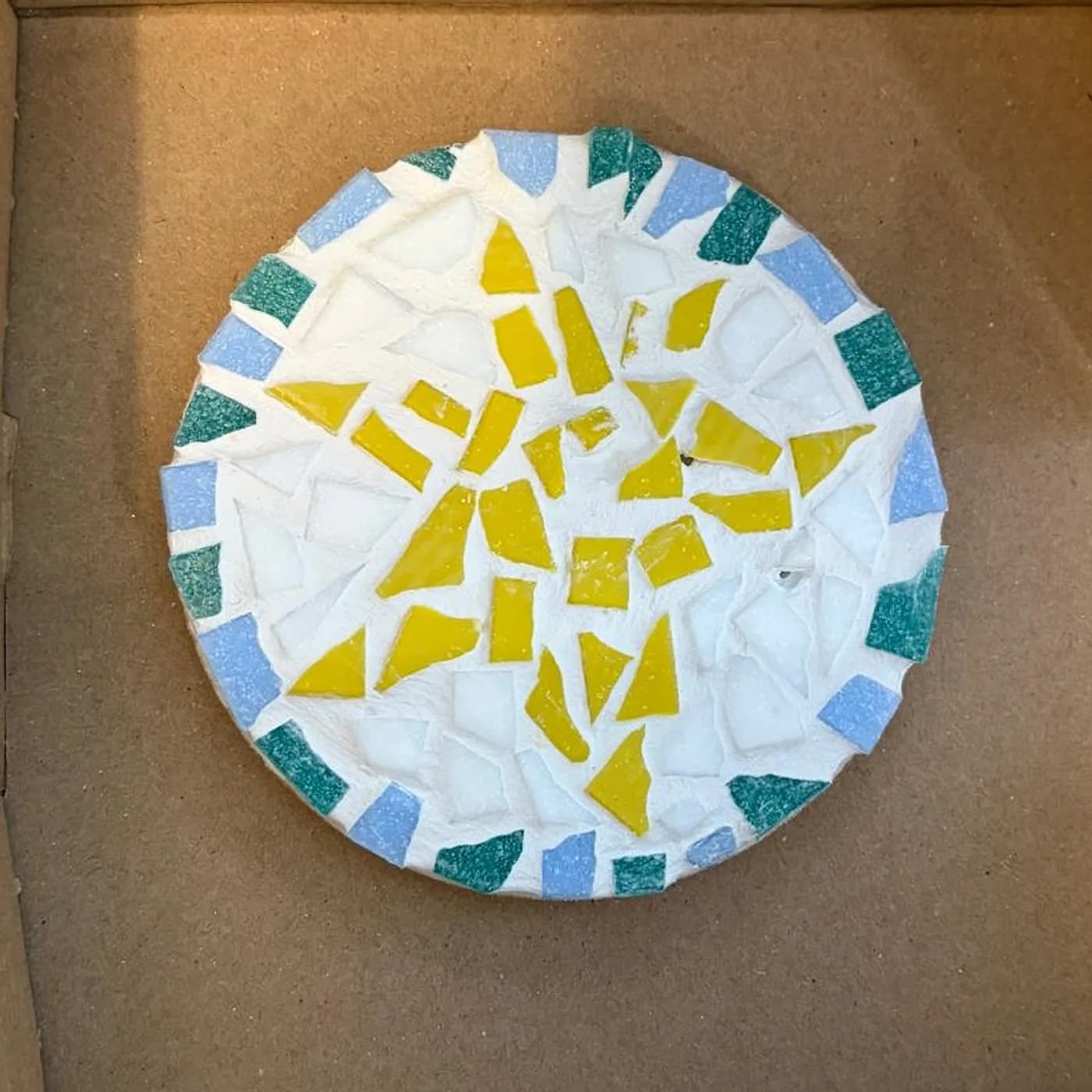 Dessous de verre, jaune et blanc, mosaic made at Artichaut in Montmartre