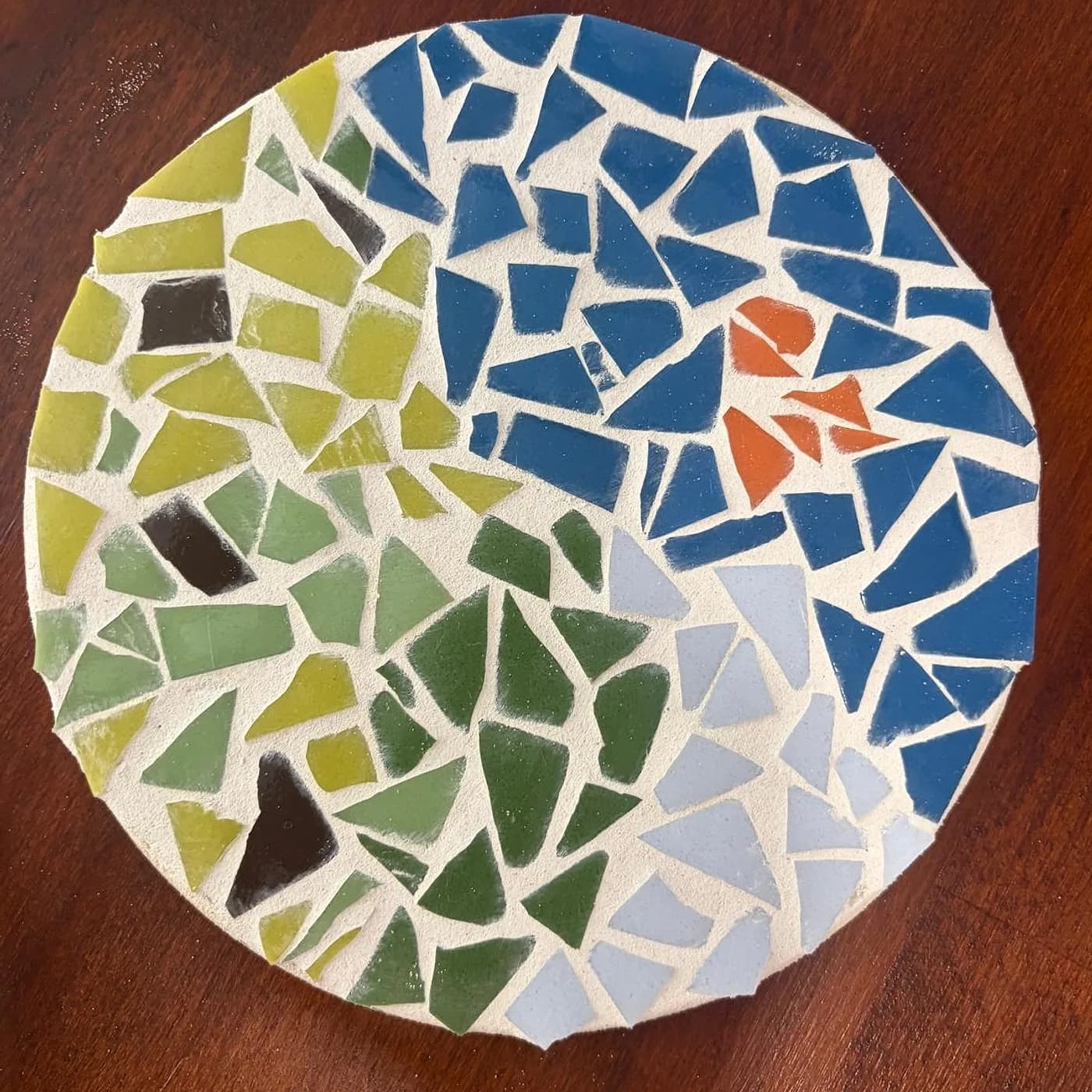 Dessous de plat rond, vert et bleu, mosaic made at Artichaut in Montmartre