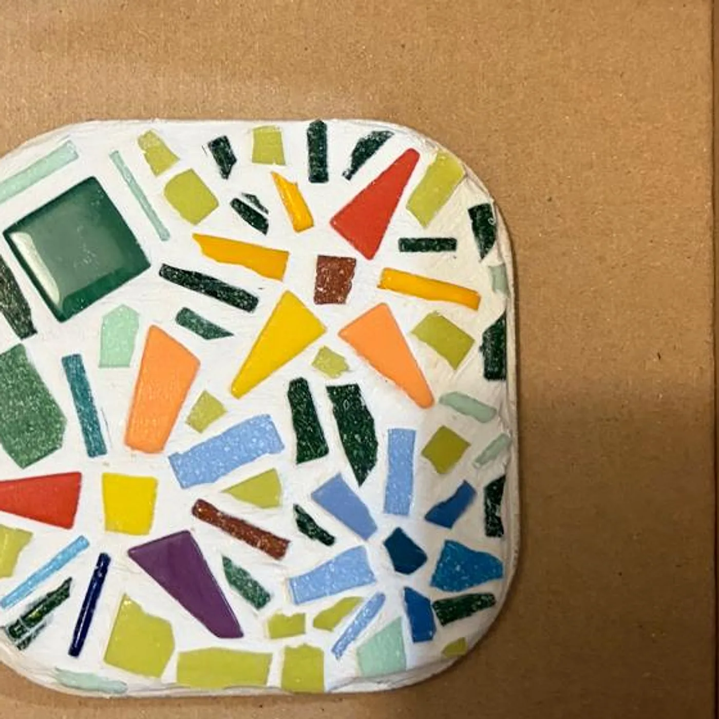 Dessous de verre, éclats colorés, mosaic made at Artichaut in Montmartre