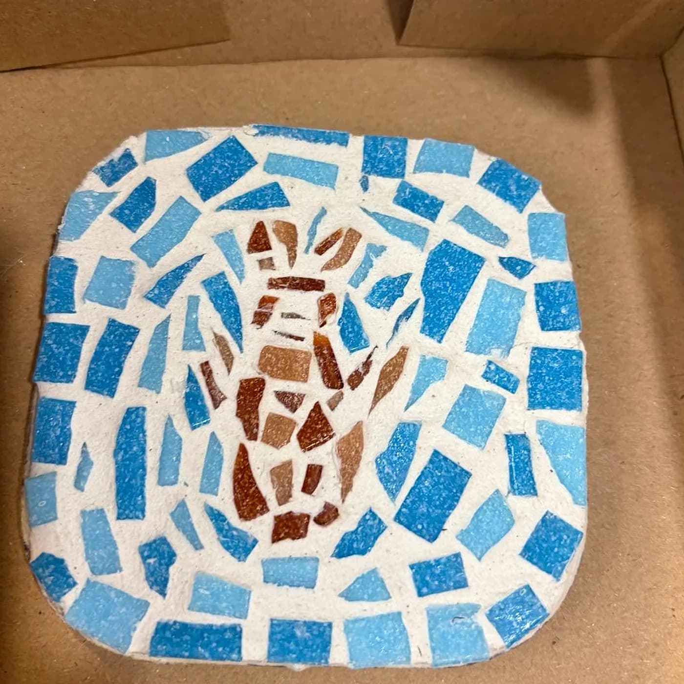 Dessous de plat, mosaïque bleue, mosaic made at Artichaut in Montmartre