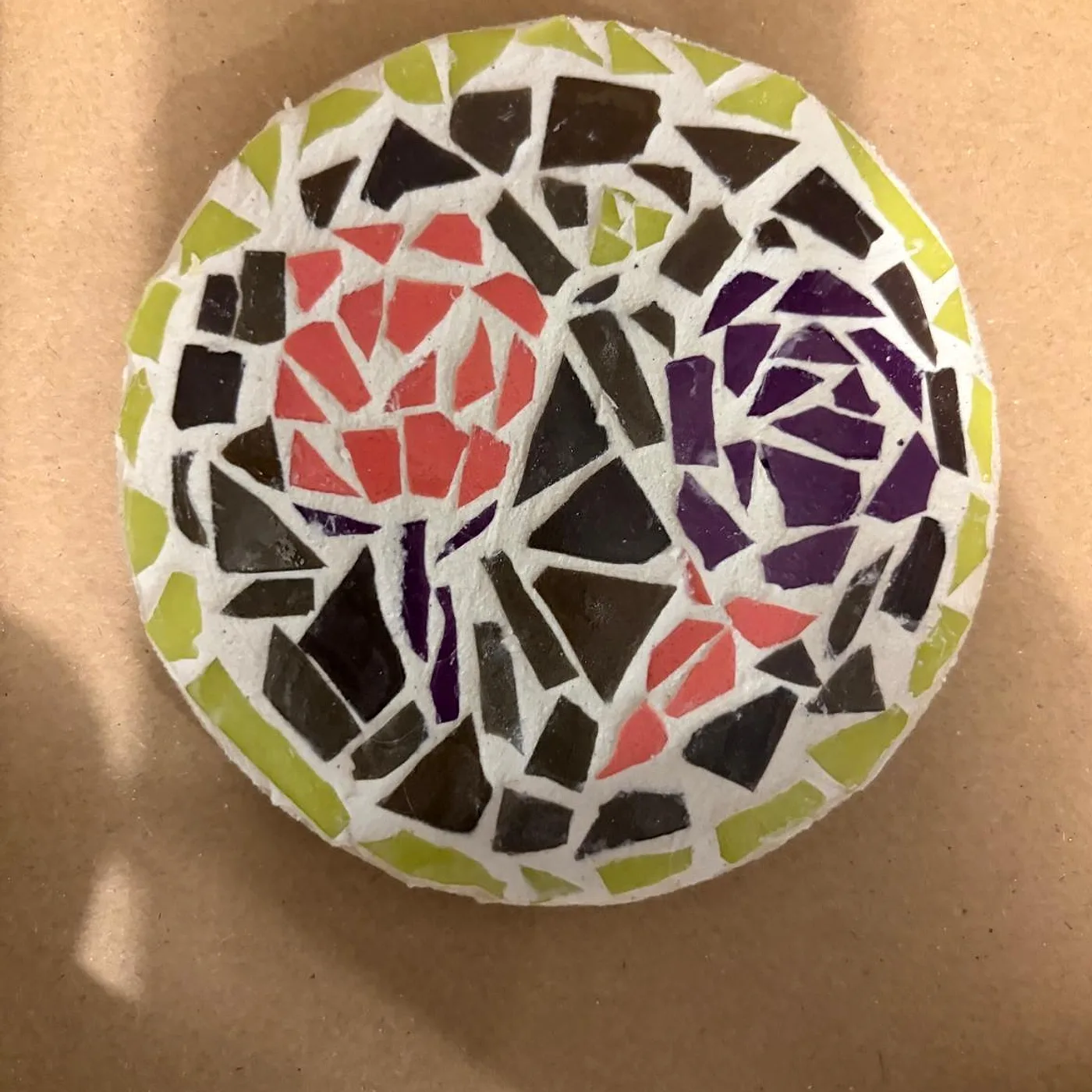Dessous de plat rond, deux roses, mosaic made at Artichaut in Montmartre