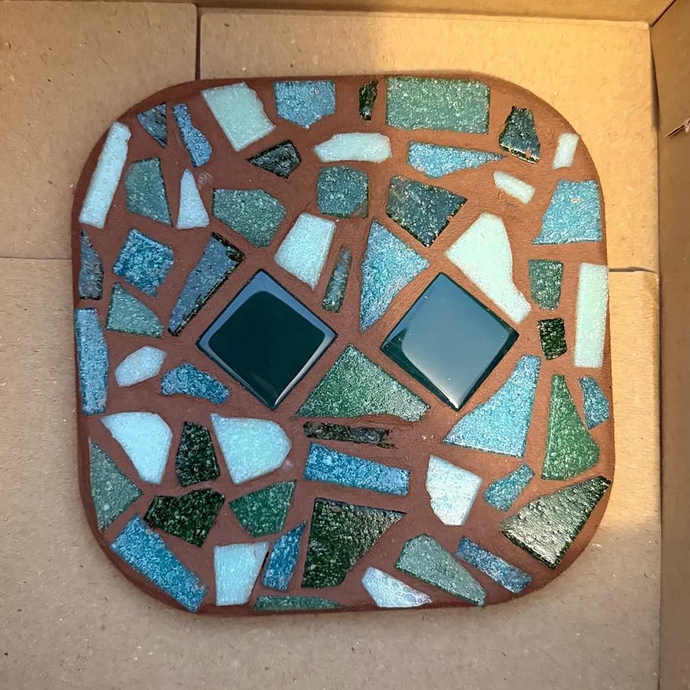 Dessous de verre, terre et turquoise, mosaic made at Artichaut in Montmartre