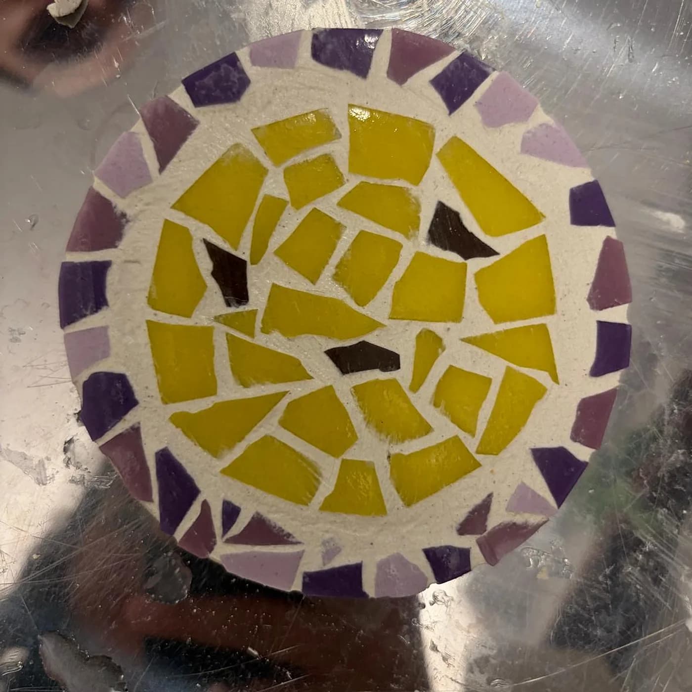 Dessous de plat rond, jaune et violet, mosaic made at Artichaut in Montmartre
