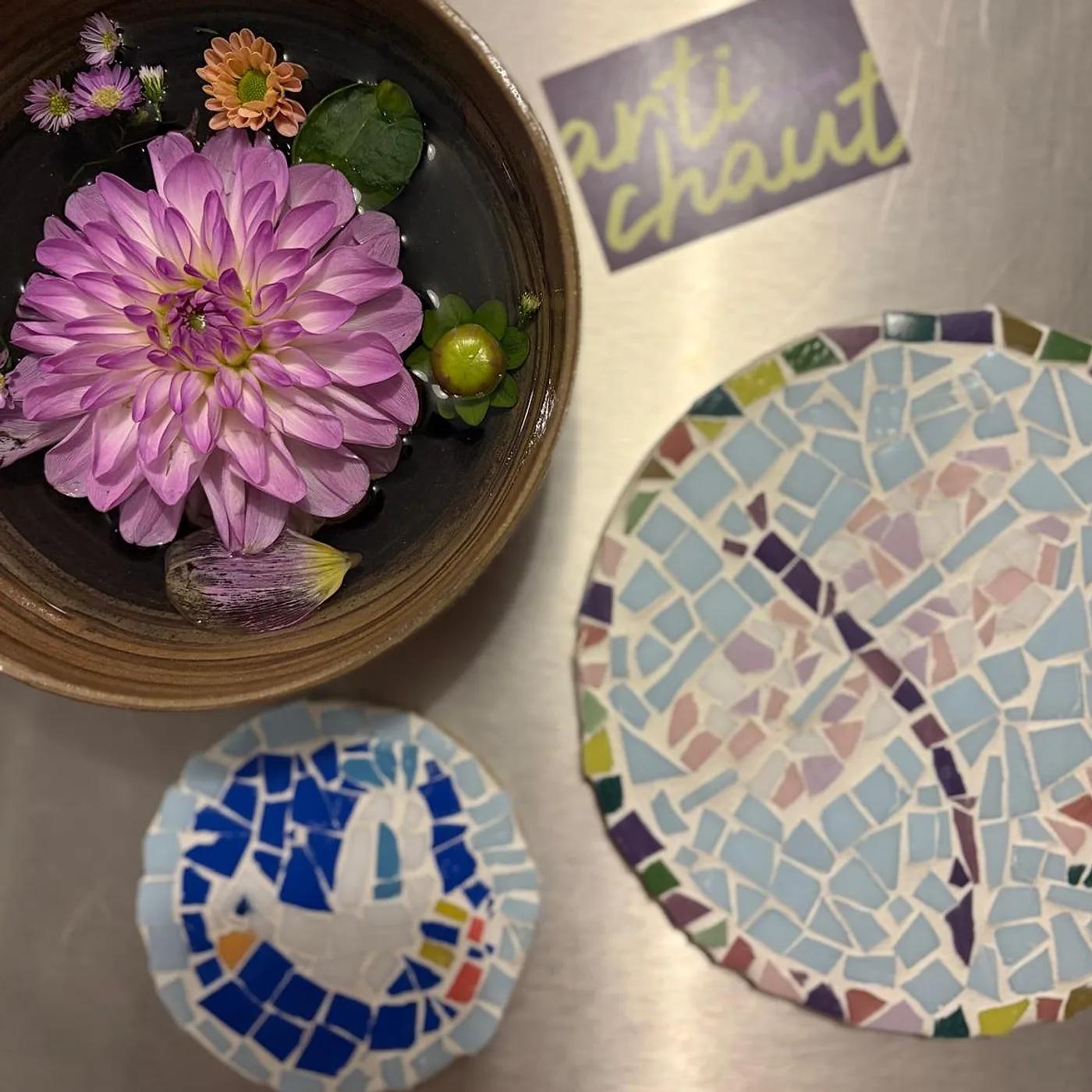 Deux dessous de verre et une fleur, mosaic made at Artichaut in Montmartre