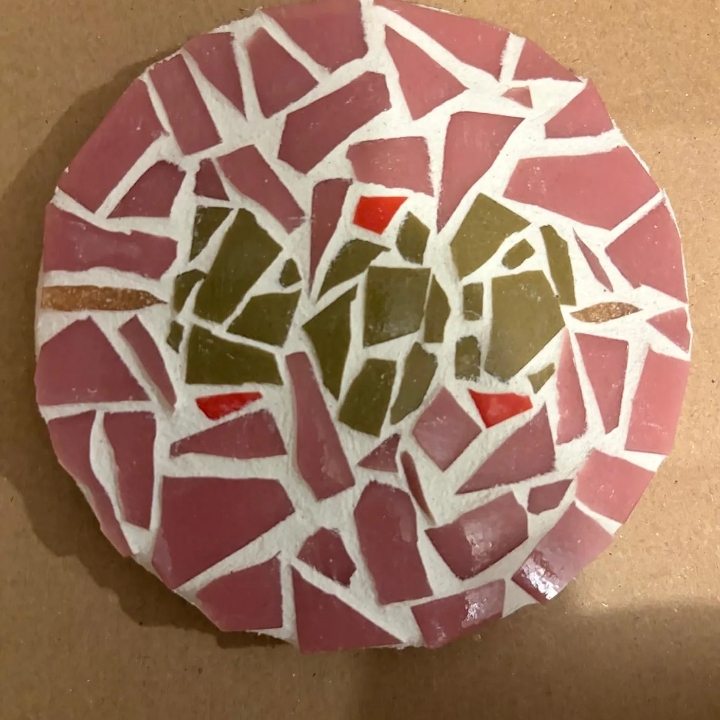 Dessous de plat rond, rose et olive, mosaic made at Artichaut in Montmartre