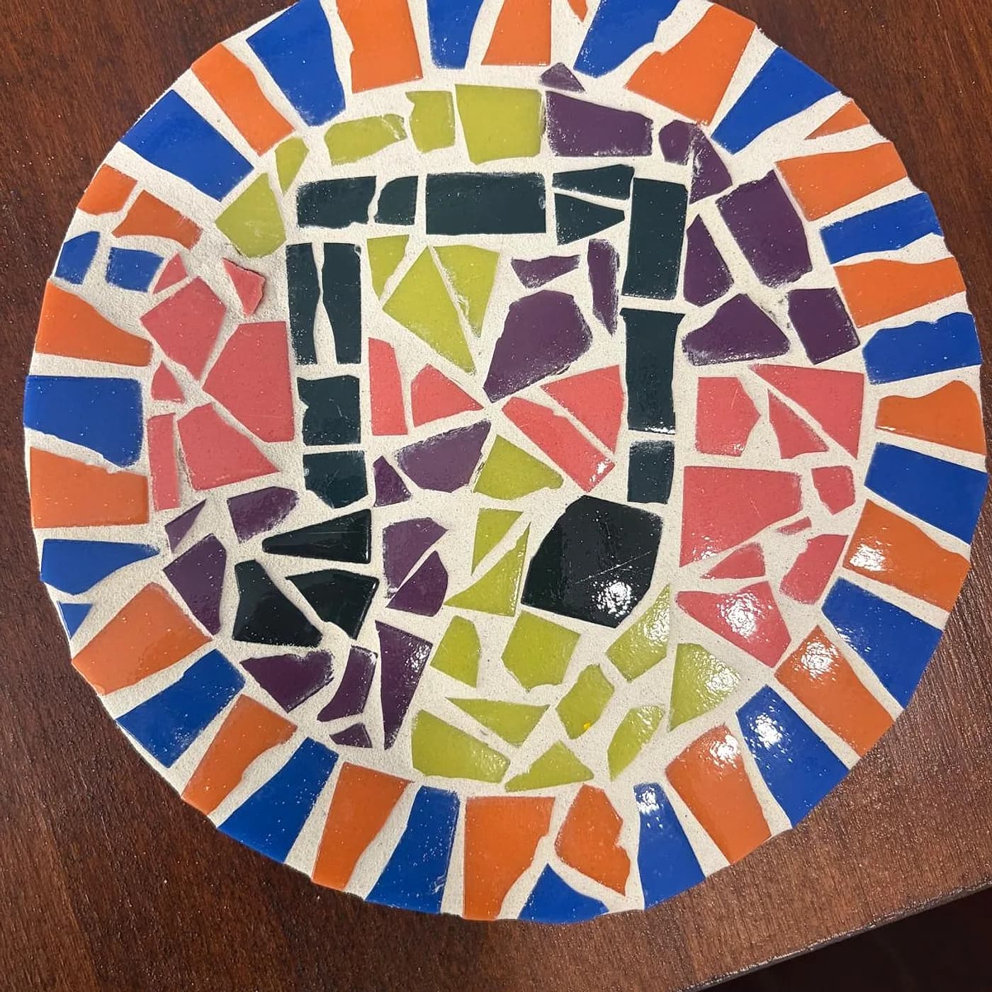 Dessous de plat rond, mosaïque colorée, mosaic made at Artichaut in Montmartre