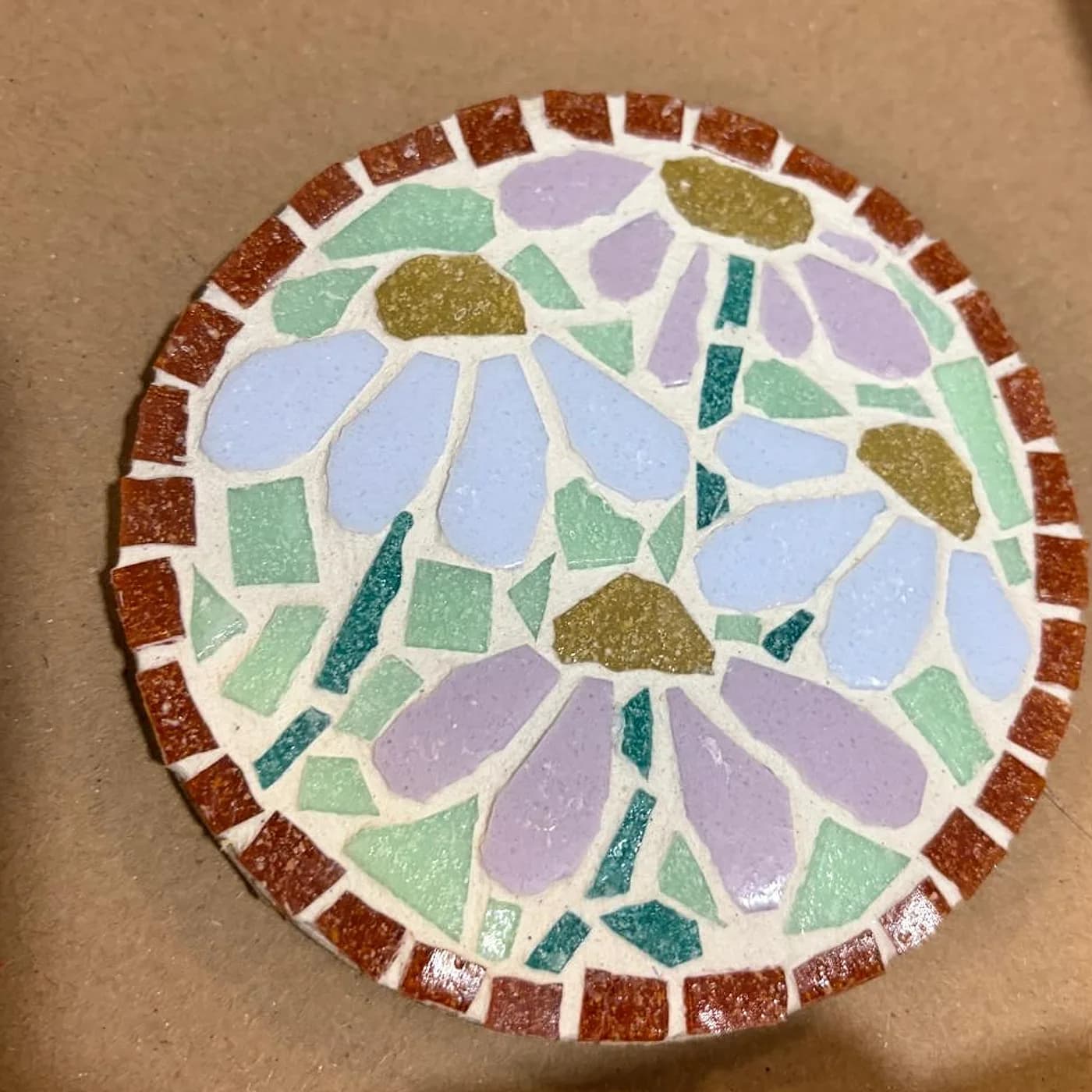 Dessous de plat, fleur mauve, mosaic made at Artichaut in Montmartre
