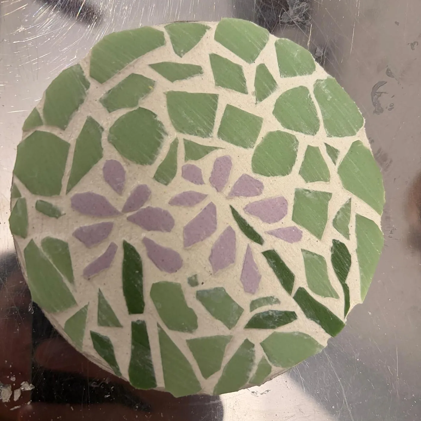 Dessous de plat rond, vert et lilas, mosaic made at Artichaut in Montmartre