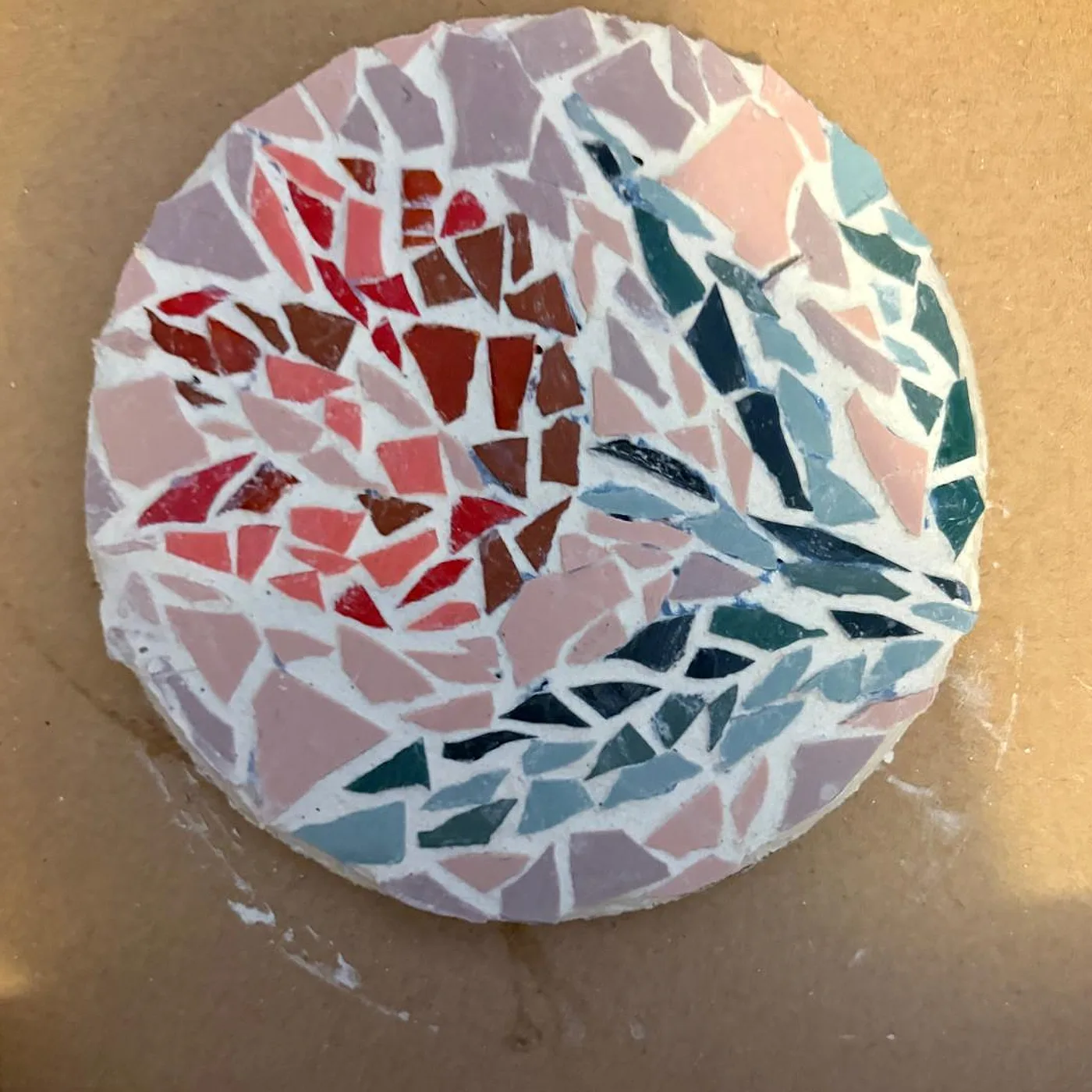 Dessous de plat rond, tulipes, mosaic made at Artichaut in Montmartre