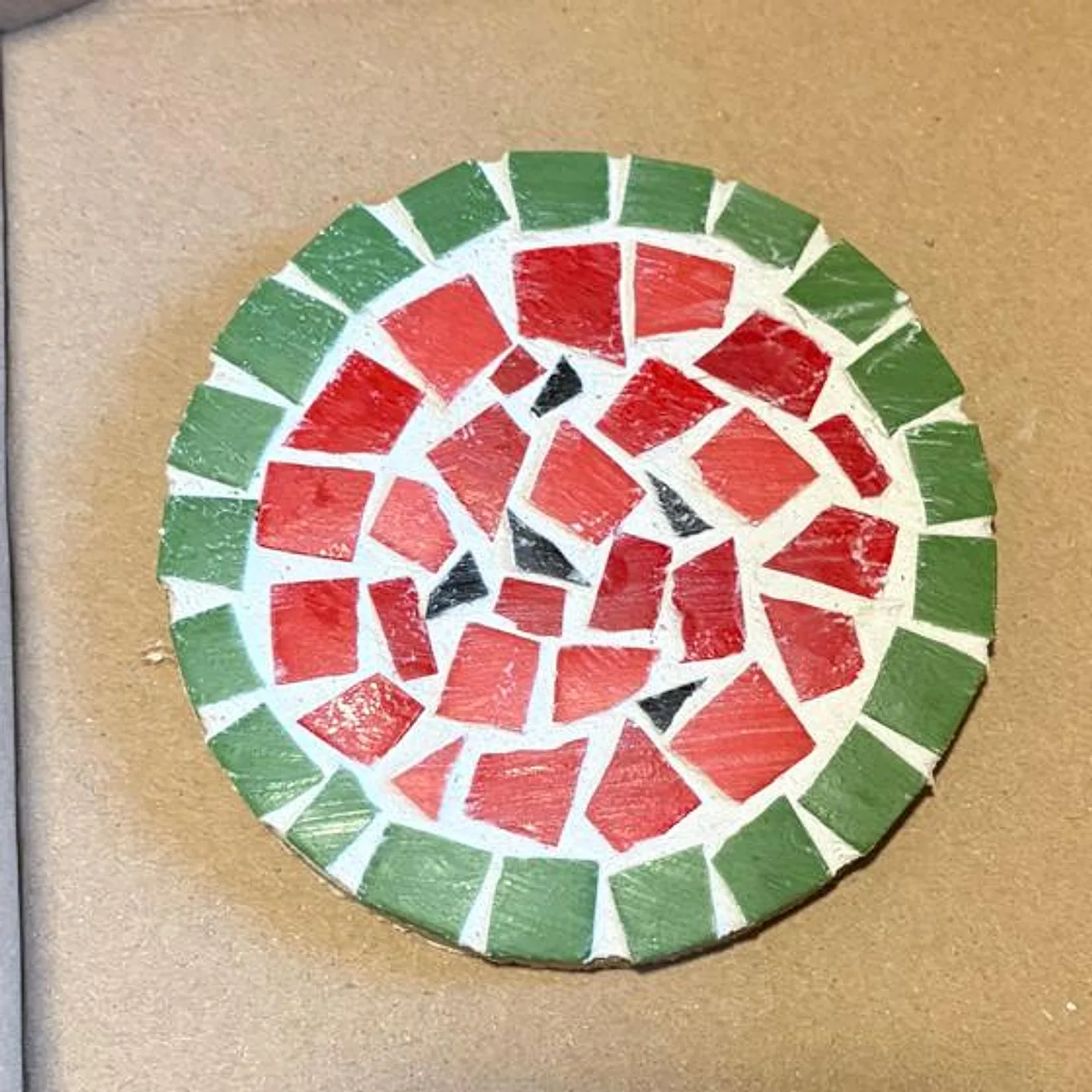 Dessous de verre, rouge et vert, mosaic made at Artichaut in Montmartre