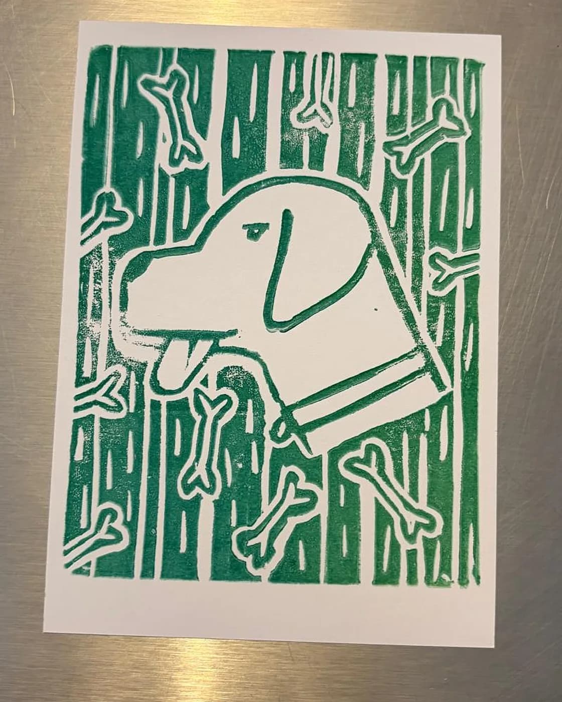 Carte gravée, chien et os, printmaking made at Artichaut in Montmartre