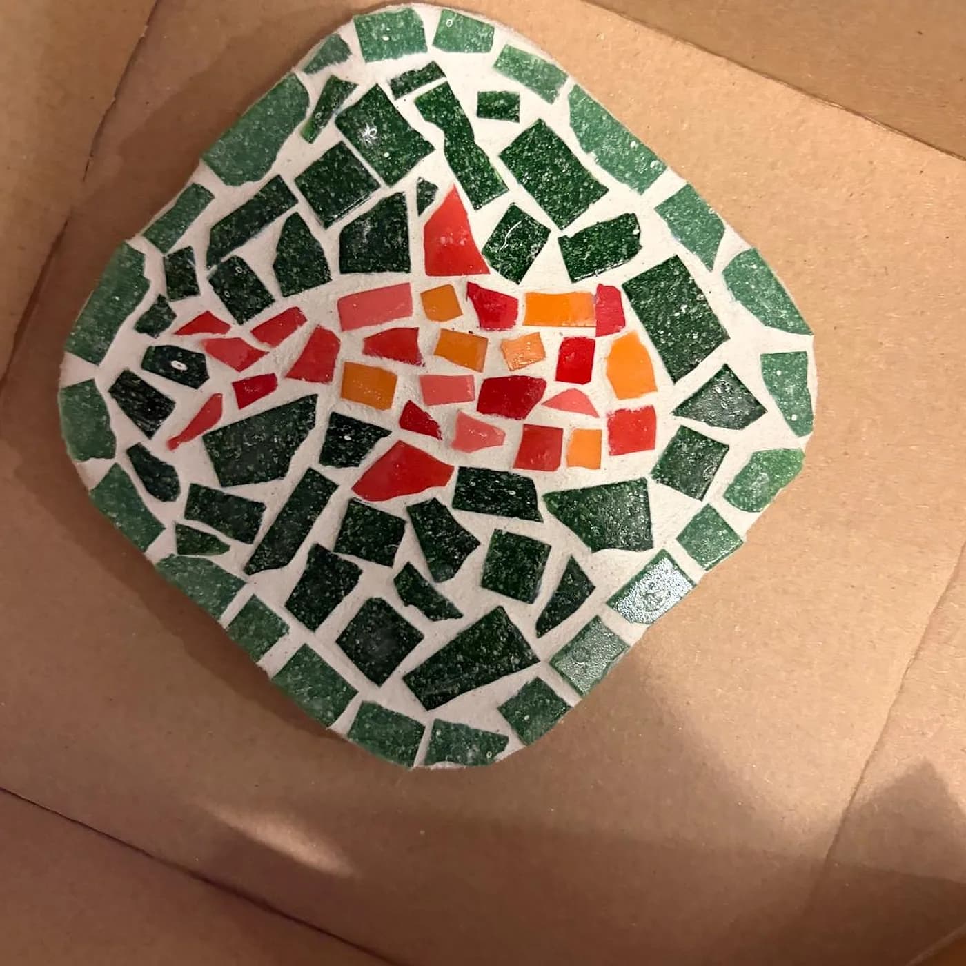 Dessous de plat, fleur rouge sur vert, mosaic made at Artichaut in Montmartre