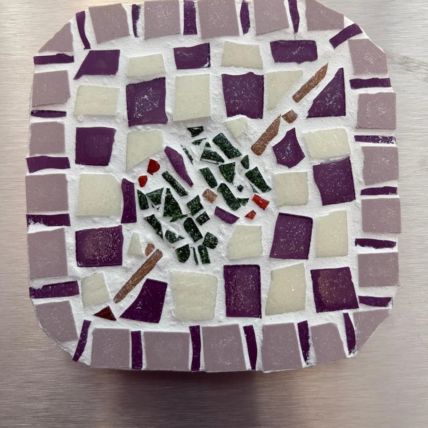 Dessous de plat, damier violet et blanc, mosaic made at Artichaut in Montmartre