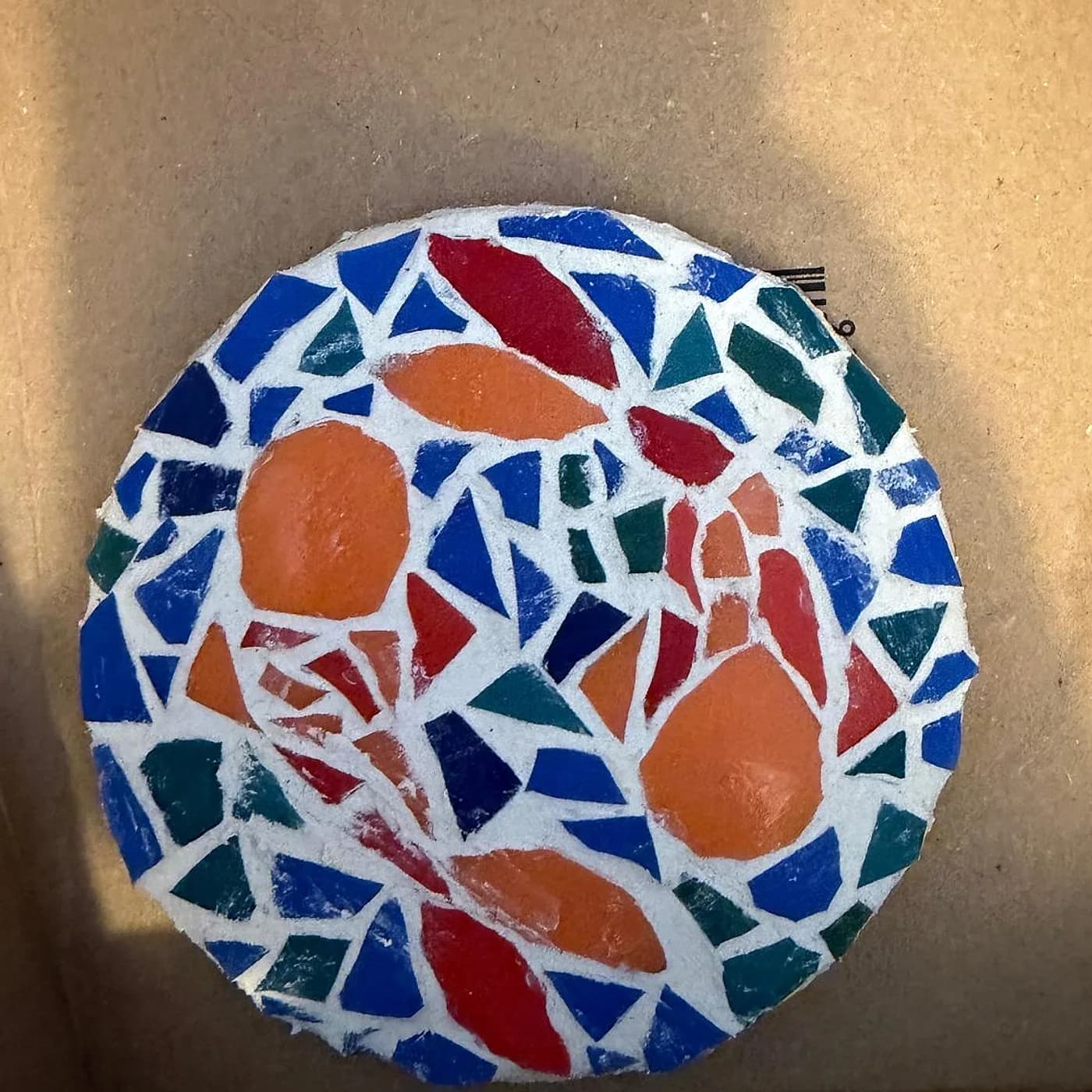 Dessous de plat rond, bleu et orange, mosaic made at Artichaut in Montmartre